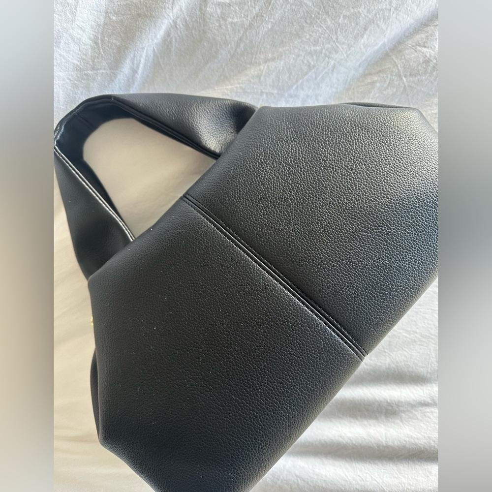 Womens’s Black Handbag